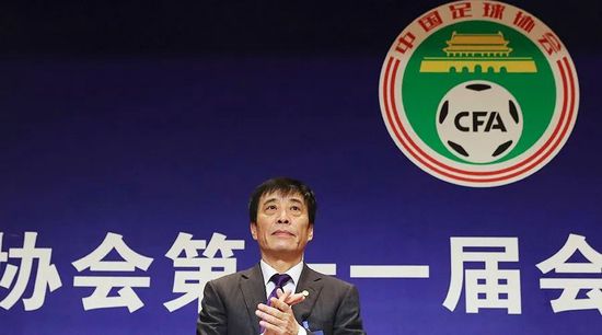 两桩古怪命案引发了警方注重：一桩是少女死在已被反锁的卧室里面，现场揣度貌似自杀；另外一桩是一个老婆亲眼看到丈夫睡梦及第刀自杀，异常诡秘。这两名死者都生前都曾接到“0”（塚本晋也 饰）的来电，令接办这个案件的雾岛警官（古谷仁美 饰）深信里面年夜有隐情。雾岛要求噩梦侦察影沼（松田龙平 饰）的帮忙，他具有进进他人黑甜乡的奇异气力。影沼对这个特异功能很是忧?，为此他看尽了人心之恶，世间之险，对夸姣的事物不抱空想。当一名警察在联系了“0”以后危在朝夕，影沼才终究应承参与查询拜访。影沼披上他的黑大氅，与“0”正式比武。当这个“0”的出身和际遇垂垂揭开了神秘面时纱，人们对这个世界的空虚和掉落，也在敏捷舒展，本来，人人心中都有一个黑洞。